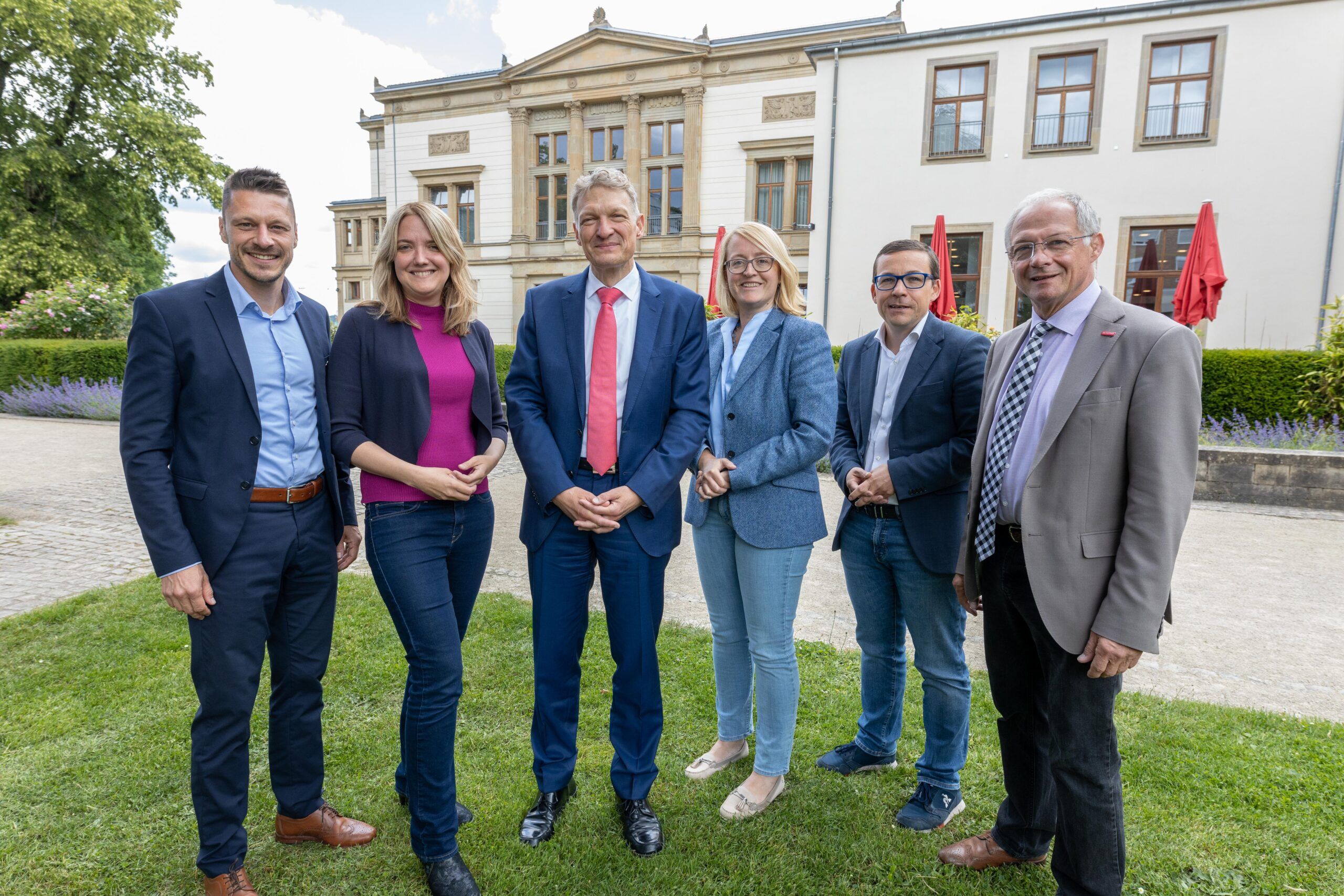 Gruppenfoto vor dem Landtag